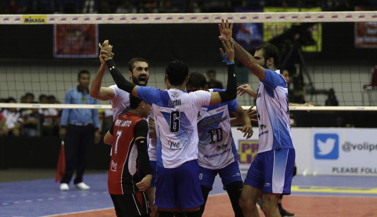 Pemain Jakarta Pertamina Energi merayakan kemenangan atas Palembang Bank Sumselbabel dalam ajang Proliga 2019 di GOR Among Rogo, Yogyakarta, Minggu (24/12). JPE menang 3-1 atas PBS. (Bola.com/Yoppy Renato)