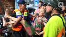 Petugas membantu mengevakuasi warga yang terjebak banjir di perumahan Ciledug Indah, Tangerang, Rabu (1/1/2020). Banjir setinggi dada orang dewasa terjadi akibat meluapnya kali angke. (Liputan6.com/Angga Yuniar)