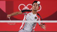 Tunggal putra Indonesia, Anthony Sinisuka Ginting, saat bertanding melawan pemain Rusia, Sergey Sirant, di Olimpiade Tokyo 2020, Rabu (28/7/2021). (NOC Indonesia)