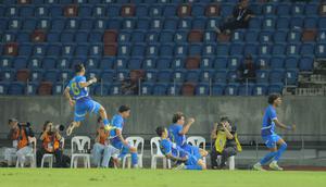 Babak pertama ditutup dengan kemenangan Filipina 1-0 atas Indonesia. Tampak dalam foto, pemain Timnas Filipina U-22, Otu Abang Banatao (kanan) merayakan golnya pada laga perdana Grup C SEA Games 2025 melawan Indonesia di Stadion 700th Anniversary, Chiang Mai, Thailand, Senin (8/12/2025). (Bola.com/Bagaskara Lazuardi)