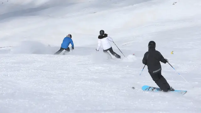 Bermain Ski Salju di Iran