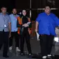 Bupati Kukar, Rita Widyasari (ketiga kiri) usai diperiksa di gedung KPK, Jakarta, Selasa (10/10). Rita diperiksa sebagai tersangka dugaan korupsi pemberian izin perkebunan kelapa sawit di Desa Kupang Baru, Kaltim. (Liputan6.com/Helmi Fithriansyah)