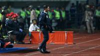 Djajang Nurjaman tengah serius mengamati permainan tim pemain Persib Bandung melawan PSM Makassar di Stadion Gelora Bandung Lautan Api, Bandung, Sabtu (2/7/2016). (Bola.com/Nicklas Hanoatubun)