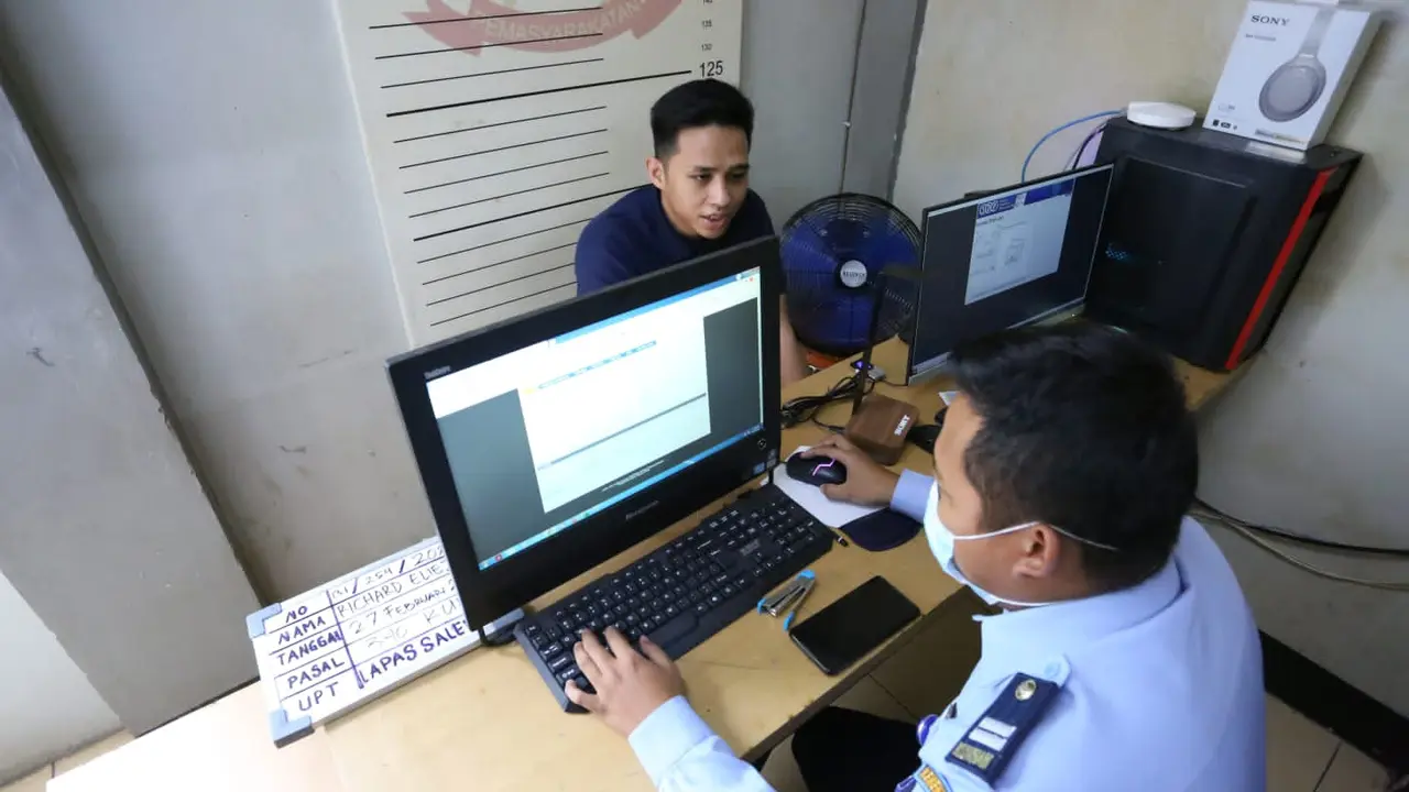 Richard Eliezer yang tengah bersiap memasuki lembaga pemasyarakatan (Istimewa)