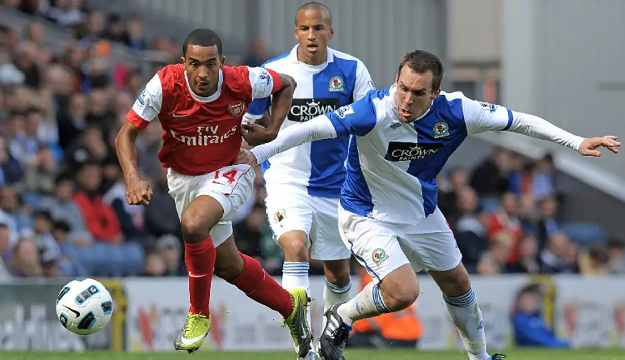 Pemain Arsenal, Theo Walcott berusaha melewati pemain Blackburn pada laga Liga Inggris di Stadion Ewood Park, Inggris, Sabtu (28/8/2010). Kecepatan Walcott di FIFA 16 mencapai angka 96. (AFP Photo/ Andrew Yates)