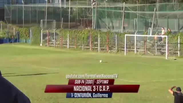 Guillermo Centurion kiper tim Nacional U-14, Uruguay tampil impresif dengan mencetak gol lewat serangan balik usai menggagalkan serangan lawannya.