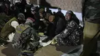 Pasukan Taliban berbuka puasa selama bulan suci Ramadhan di dekat Masjid Wazir Akber khan di Kabul, Afghanistan (4/4/2022). (AFP/Ahmad Sahel Arman)