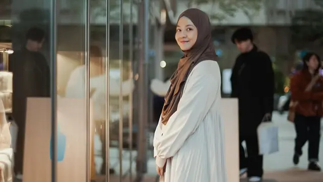 OOTD Natasha Rizky Liburan di Jepang dengan Gaya Chic, Tetap Stylish Kenakan Busana Santun