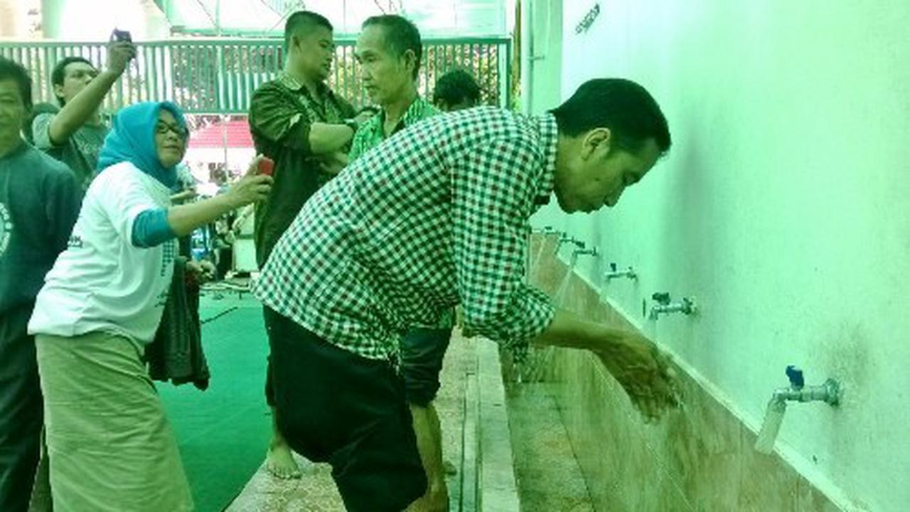 Salat di Masjid Agung Palembang, Jokowi Dikepung Warga