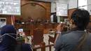 Suasana sidang telekonferensi pembacaan vonis terdakwa pembunuhan berencana anak dan ayah di Lebak Bulus, di PN Jakarta Selatan, Senin (15/6/2020). Majelis Hakim menjatuhkan vonis hukuman mati terhadap Aulia Kesuma dan putranya Geovanni Kelvin. (Liputan6.com/Herman Zakharia)