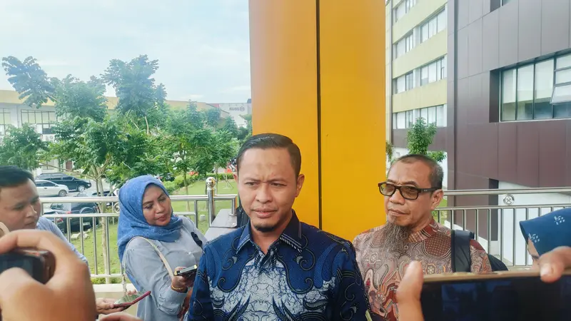 Wakil Ketua DPRD Riau Agung Nugroho memberi keterangan usai diperiksa Polda Riau terkait korupsi SPPD.