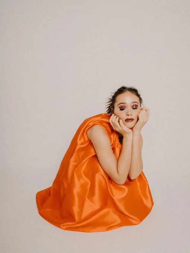 Gaya Pemotretan Aurora Ribero Dengan Nuansa Orange, Tampil Fresh. (Sumber: Instagram/auroraribero)