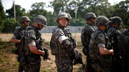 Tentara Korsel saat mengikuti kegiatan yang diadakan Kementerian Pertahanan  Korea Selatan di wilayah perbatasan, Gimpo, Korea Selatan, 10 Juni 2016. Ada sejumlah kegiatan seperti Tur media dan hiburan dari penyanyi Kpop. (REUTERS / Kim Hong - Ji)