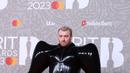 Penyanyi Inggris Sam Smith berpose pada karpet merah Brit Awards 2023 di London, Sabtu (11/2/2023). Gaun tersebut memiliki bentuk yang menggelembung di bagian kaki dan tangan, hingga membuat bentuk tubuh Smith seperti sebuah balon. (Photo by ISABEL INFANTES / AFP)