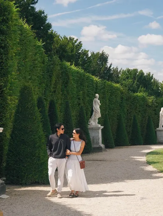 Amanda Rawless selesaikan tampilan serba putihnya dengan Mary Jane shoes hitam dan sling bag cokelat [@amandarawles]