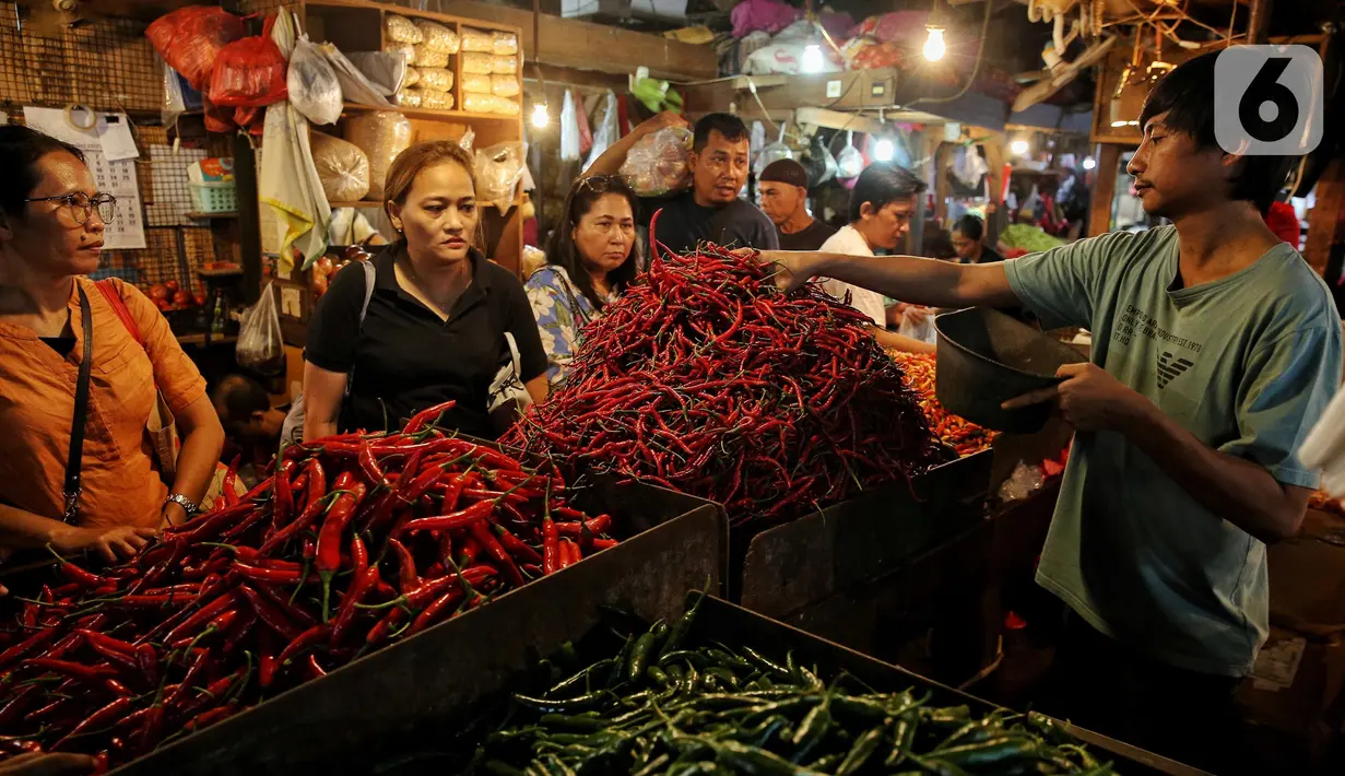 Jelang perayaan tahun baru Imlek, sejumlah harga pangan di pasaran terpantau masih tinggi, seperti cabai rawit merah Rp 60.000/kg, cabai keriting Rp 40.000/kg dan bawang merah Rp 42.000/kg. (Liputan6.com/Angga Yuniar)