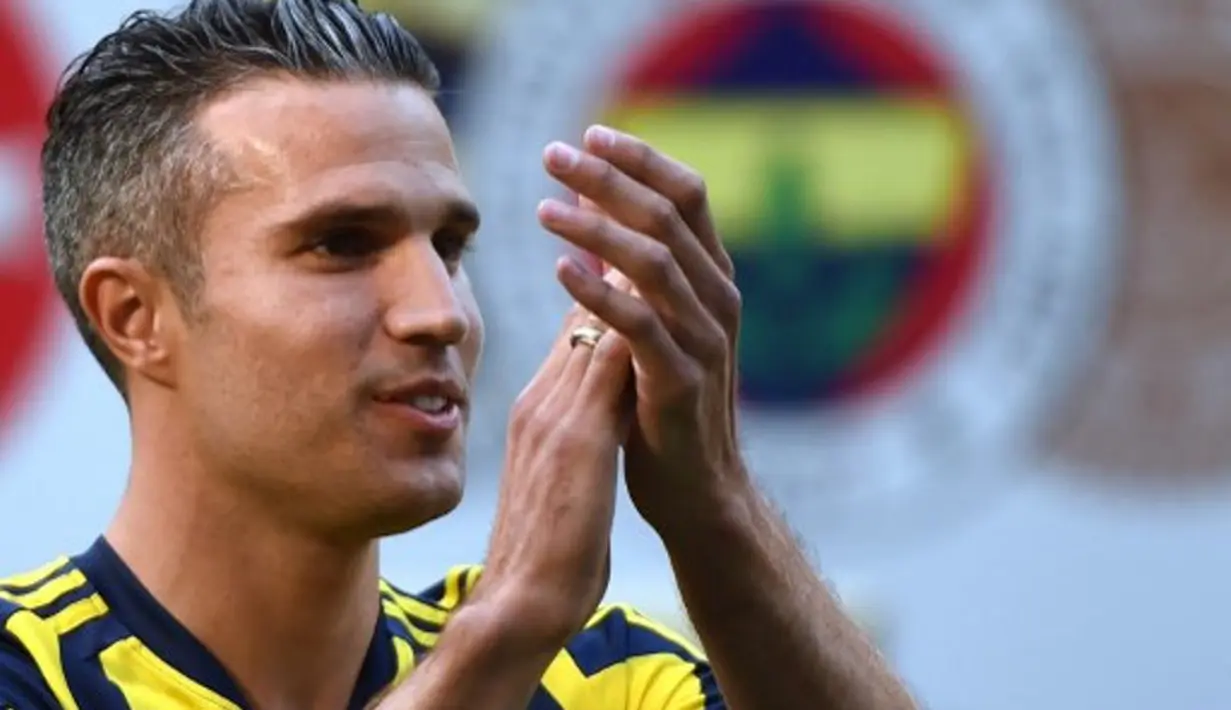Robin van Persie menyapa suporter Fenerbahce. (AFP PHOTO/OZAN KOSE)