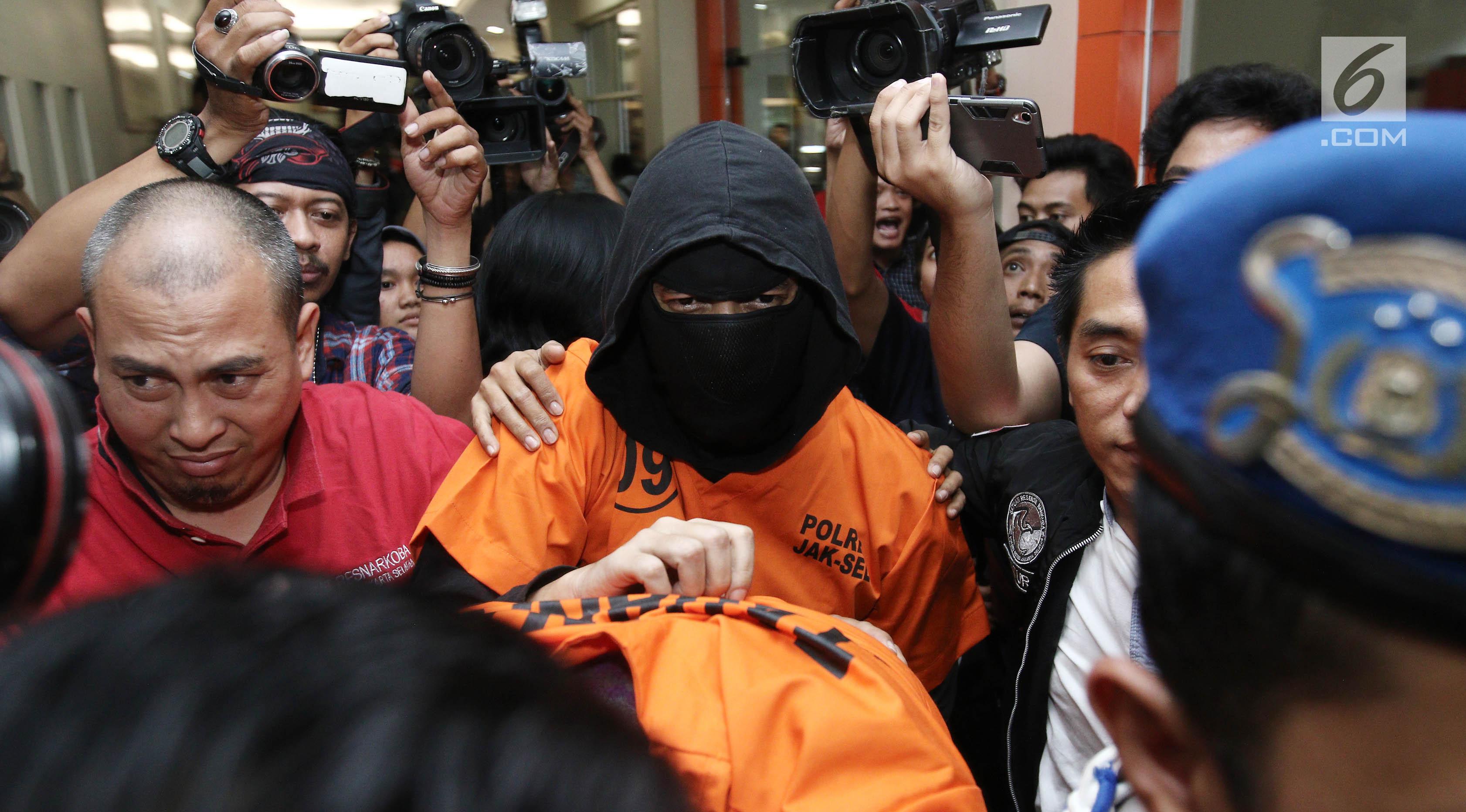 Tersangka DM dan DMT saat di bawa pada rilis penangkapan narkoba di Polres Jakarta Selatan, Jumat (11/8). Ello ditetapkan sebagai tersangka kepemilikan narkoba 2 paket ganja dibawah 5 gram. (Liputan6.com/Herman Zakharia)