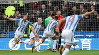 Para pemain Huddersfield Town merayakan gol ke gawang Manchester United pada laga Premier League di John Smith's, Huddersfield, Sabtu (21/10/2017). (AFP/Lindsey Parnaby)
