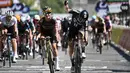 Pebalap Tim DSM, Lorena Wiebes merayakan kemenagannya di etape pertama Tour de France Wanita 2022 yang menempuh jarak sepanjang 81,6 km dari Tour Eiffel hingga Champs-Elysees, Paris pada 24 Juli 2022. (AFP/Jeff Pachoud)