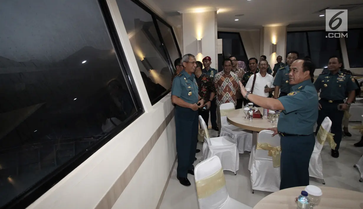 Kepala Staf TNI Angkatan Laut Laksamana Ade Supandi meninjau salah satu ruangan seusai meresmikan Anjungan Utama Pushidrosal di Jakarta Utara, Kamis(18/1). Pushidrosal merupakan perwakilan Indonesia dalam bidang hidrografi. (Liputan6.com/Arya Manggala)