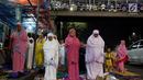 Pemandangan saat jemaah melaksanakan salat tarawih hingga ke badan jalan dan JPO akibat melubernya Musala Miftahul Jannah di Kawasan Pasar Gembrong, Jakarta, Kamis (17/5). (Liputan6.com/JohanTallo)