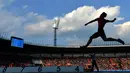 Atlet Huang Changzhou asal China beraksi pada arena lompat jauh kejuaraan IAAF World challenge Zlata Tretra (Golden Spike) athletics tournament di  Ostrava,( 20/5/2016). (AFP/Michal Cizek)