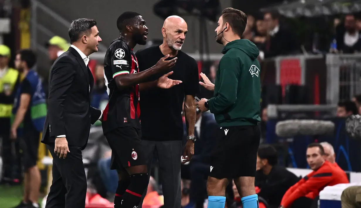 Pelatih AC Milan, Stefano Pioli sempat melancarkan protes keras atas karu merah tersebut di pinggir lapangan kepada asisten wasit perangkat pertandingan. (AFP/Marco Bertorello)