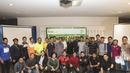 Para pembicara dan peserta foto bersama usai menghadiri acara diskusi Bincang Taktik di Kantor Bola.com, Jakarta, Rabu (16/11/2016). (Bola.com/Vitalis Yogi Trisna)