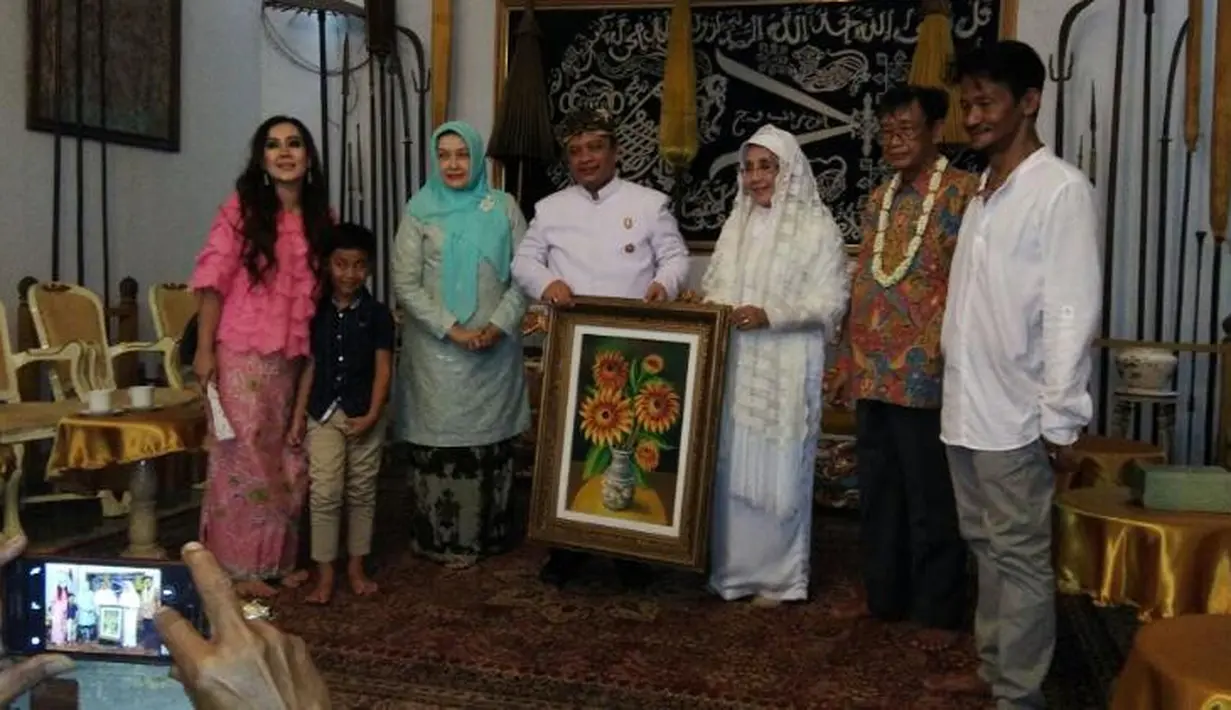 Usai makan siang pun, pasangan pengantin baru ini mendatangi kediaman Sultan sepuh XIV Pangeran Raja Adipati Arief Natadiningrat di ruang tamu Keraton Kasepuhan, Cirebon, Jawa Barat, Minggu (16/4/2017). (Teddy Kurniawan/Bintang.com)