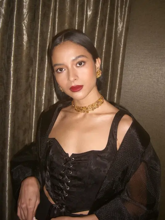L'Oréal Paris Worth It Squad lainnya, Putri Marino tak kalah memukau dalam balutan corset top dan long pants dari @hagaipakan. Organza long outer ditambah aksesori seperti kalung dan anting-anting emas membuat looks Putri terlihat semakin dramatis. [@vagueskin]
