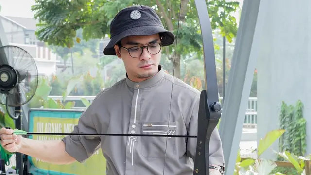 Pesona Ricky Harun saat Olahraga Memanah, Makin Awet Muda