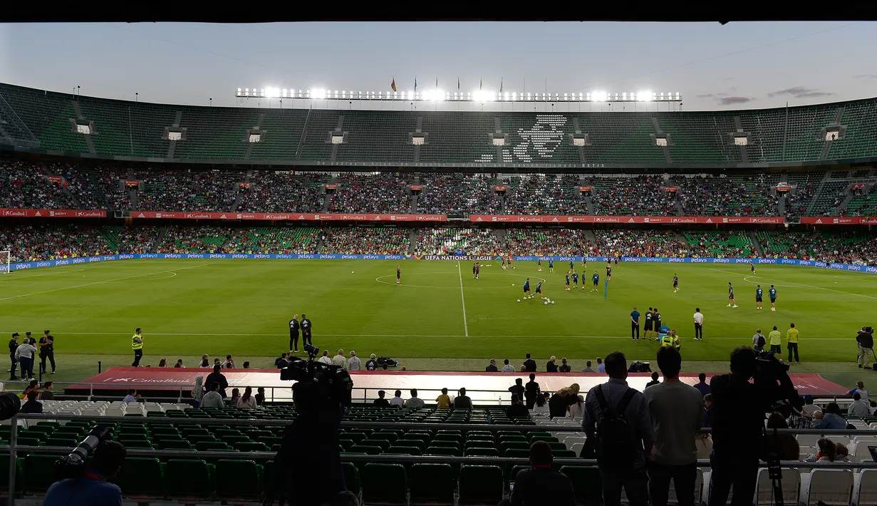 Suasana latihan timnas Spanyol di stadion Benito Villamarin di Sevilla (14/10). Spanyol akan bertanding melawan Inggris  dalam laga lanjutan Liga A Grup 4 UEFA Nations League 2018. (AFP Photo/Cristina Quicler)