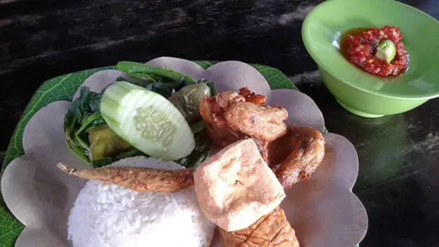 Panasnya Tamparan Nasi Tempong Banyuwangi
