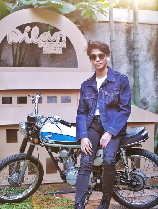 Selain Iqbaal, film Dilan juga dibintangi oleh Vanesha Priscilla, Rafal Hadi, Omar dan masih banyak lagi. Film ini akan menjalani proses syuting pada 26 Juli 2017 mendatang. (Adrian Putra/Bintang.com)