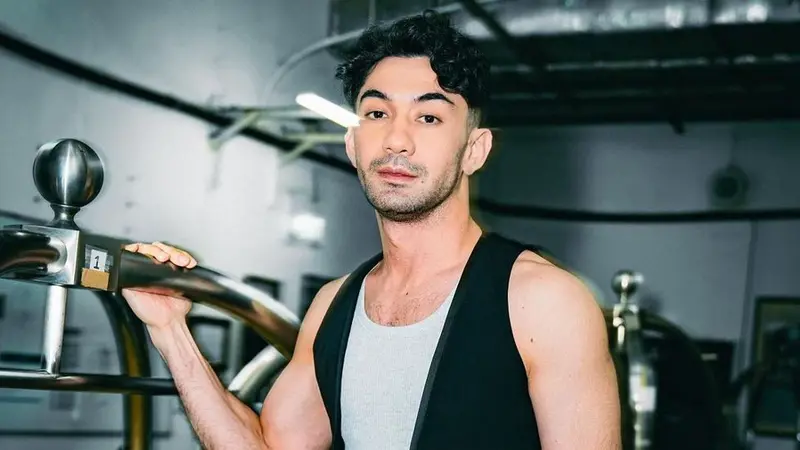 Reza Rahadian (https://www.instagram.com/p/C4SpPaYB2Gl/)