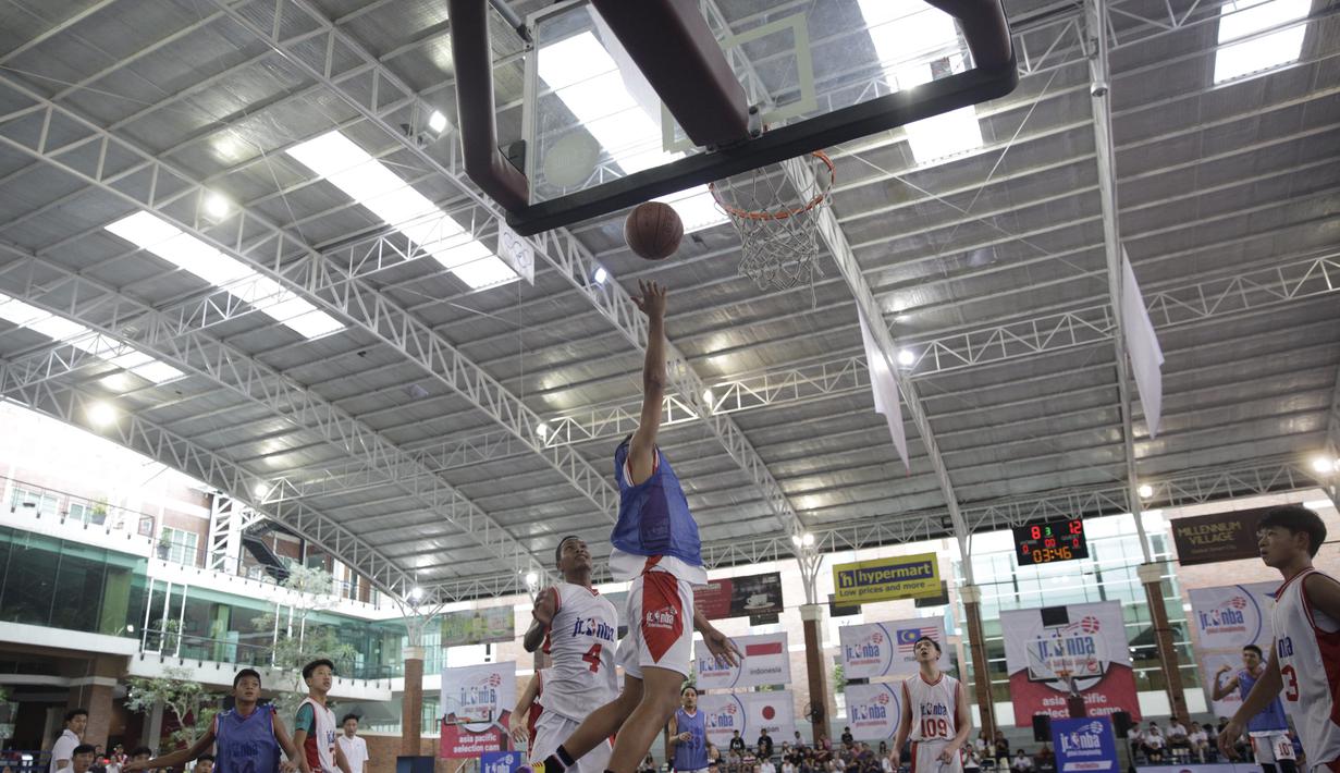 Para pebasket muda saat Kamp Penyisihan Kejuaraan Dunia Jr. NBA untuk wilayah Asia Pasifik di UPH Karawaci, Tangerang, Minggu (16/6). Nantinya akan dipilih 10 putra dan 10 putri untuk Kejuaraan Dunia. (Bola.com/Vitalis Yogi Trisna)