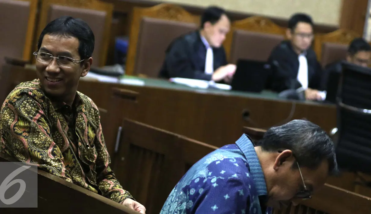 Kepala BPKAD DKI, Heru Budi Hartono (kiri) saat menjalani sidang lanjutan perkara suap Raperda Reklamasi Pantai Utara Jakarta di Pengadilan Tipikor, Jakarta, Senin (19/9). Heru menjadi saksi untuk terdakwa M.Sanusi. (Liputan6.com/Helmi Afandi)