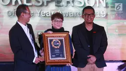 Corporate Secretary PT Intiland Development Tbk Theresia Rustandi (tengah) menerima penghargaan sebagai Juru Bicara Terbaik pada ajang Indonesia Spokesperson of The Year Award 2019 di Jakarta, Jumat (15/3). (Liputan6.com/Johan Tallo)
