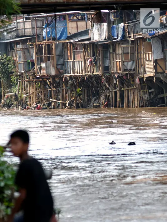 Deretan pemukiman padat di bantaran kali Ciliwung di sekitar kawasan Manggarai, Jakarta, Jumat (6/4). Keberadaan bangunan di bantaran sungai itu dianggap menghambat pengerjaan normalisasi Sungai Ciliwung. (Liputan6.com/Helmi Fithriansyah)