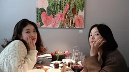 Keduanya berpose ke mata kamera dengan hidangan mewah yang tersaji di meja mereka.  (Foto: Instagram/ kyo1122)