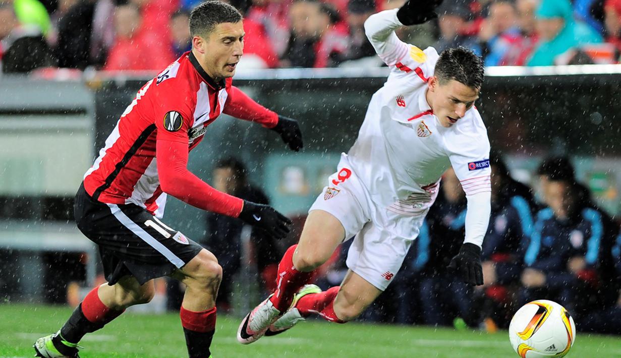 Perebutan bola antara pemain Athletic Bilbao dan Sevilla pada laga leg pertama perempat final Liga Europa di Stadion San Mames, Bilbao, Jumat (8/4/2016) dini hari WIB. (AFP/Ander Gillenea)