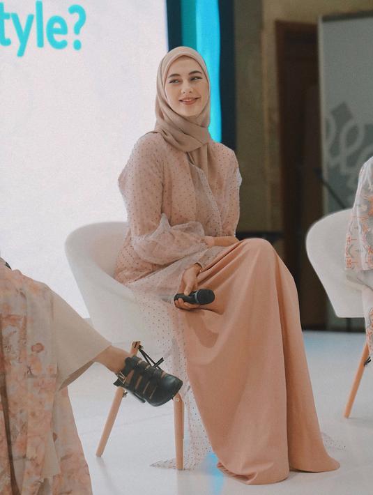 <p>Ibu dua anak ini tampil sangat anggun saat menjadi pembicara sebuah event yang diselenggarakan oleh salah satu bank syariah di Indonesia. (Foto: Instagram/ paula_verhoeven)</p>