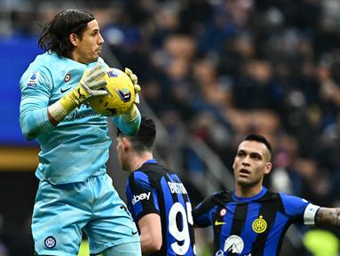 Ada yang unik dalam daftar 5 besar klasemen sementara Liga Italia Serie A 2023/2024 hingga pekan ke-30 yang tengah berjalan. Klub-klub yang ada dalam daftar 5 besar klasemen sementara nyatanya mengandalkan sosok kiper asing sebagai pilihan utama di bawah mistar gawang dibandingkan menjatuhkan pilihan kepada kiper lokal. Berikut daftar kelima kiper asing tersebut. (AFP/Gabriel Bouys)