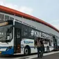 Bus transjakarta Koridor 13 (Ciledug-Tendean) berhenti saat uji coba di Halte Siskoal, Jakarta, Senin (15/5). Uji coba dilakukan untuk melihat kesiapan jalur dan menyelesaikan problem yang ditemukan di lapangan. (Liputan6.com/Gempur M Surya)