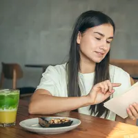 Makan malam yang bergizi bisa membantu untuk memulihkan energi kembali setelah seharian beraktivitas. (Foto/dok: Freepik/pvproductions)