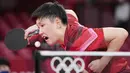 Mulut petenis Jepang, Tomokazu Harimoto, menganga saat berusaha mengembalikkan bola ketika melawan atlet tenis meja Slovenia, Jorgic Darko, pada babak 16 besar Olimpiade Tokyo 2020, Selasa, (27/7/2021). (Foto: AP/Kin Cheung)