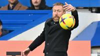 Pelatih Chelsea, Graham Potter berusaha menjangkau bola di pinggir lapangan saat menghadapi Southampton dalam laga pekan ke-24 Liga Inggris 2022/2023 di Stamford Bridge, London, Sabtu (18/2/2023) malam WIB. (AFP/Glyn Kirk)