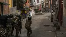 Aparat keamanan menembakkan gas air mata untuk membubarkan ratusan demonstran yang turun ke jalan di ibu kota Antananarivo, sementara aksi serupa merebak di sejumlah kota lain. (RIJASOLO/AFP)