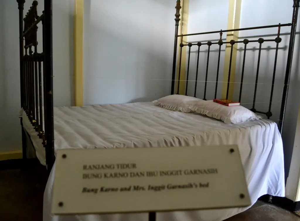 Ranjang di Ruang Tidur Bung Karno dengan Istrinya Inggit Ganarsih di dalam rumah Pengasingannya di Bengkulu (Liputan6.com/Yuliardi Hardjo)